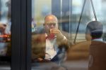 Amersfoort 8 juni 2018
Fred Teeven drinkt kopje koffie met een relatie bij de starbucks.
