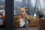 Amersfoort 8 juni 2018
Fred Teeven drinkt kopje koffie met een relatie bij de starbucks.