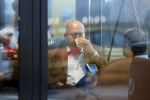 Amersfoort 8 juni 2018
Fred Teeven drinkt kopje koffie met een relatie bij de starbucks.