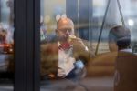 Amersfoort 8 juni 2018
Fred Teeven drinkt kopje koffie met een relatie bij de starbucks.