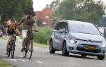 Amsterdam 29 mei 2018
Humberto Tan en zijn zoon Benjamin eten ijsje en fietsen daarna naar huis.