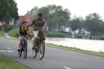 Amsterdam 29 mei 2018
Humberto Tan en zijn zoon Benjamin eten ijsje en fietsen daarna naar huis.