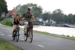 Amsterdam 29 mei 2018
Humberto Tan en zijn zoon Benjamin eten ijsje en fietsen daarna naar huis.
