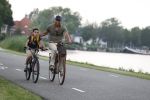 Amsterdam 29 mei 2018
Humberto Tan en zijn zoon Benjamin eten ijsje en fietsen daarna naar huis.