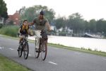 Amsterdam 29 mei 2018
Humberto Tan en zijn zoon Benjamin eten ijsje en fietsen daarna naar huis.