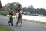 Amsterdam 29 mei 2018
Humberto Tan en zijn zoon Benjamin eten ijsje en fietsen daarna naar huis.