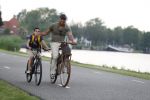 Amsterdam 29 mei 2018
Humberto Tan en zijn zoon Benjamin eten ijsje en fietsen daarna naar huis.