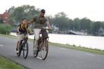 Amsterdam 29 mei 2018
Humberto Tan en zijn zoon Benjamin eten ijsje en fietsen daarna naar huis.