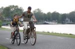 Amsterdam 29 mei 2018
Humberto Tan en zijn zoon Benjamin eten ijsje en fietsen daarna naar huis.