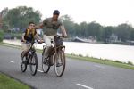 Amsterdam 29 mei 2018
Humberto Tan en zijn zoon Benjamin eten ijsje en fietsen daarna naar huis.