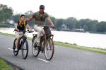 Amsterdam 29 mei 2018
Humberto Tan en zijn zoon Benjamin eten ijsje en fietsen daarna naar huis.