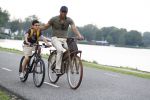 Amsterdam 29 mei 2018
Humberto Tan en zijn zoon Benjamin eten ijsje en fietsen daarna naar huis.