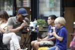 Amsterdam 29 mei 2018
Humberto Tan en zijn zoon Benjamin eten ijsje en fietsen daarna naar huis.