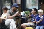 Amsterdam 29 mei 2018
Humberto Tan en zijn zoon Benjamin eten ijsje en fietsen daarna naar huis.