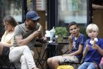 Amsterdam 29 mei 2018
Humberto Tan en zijn zoon Benjamin eten ijsje en fietsen daarna naar huis.