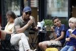 Amsterdam 29 mei 2018
Humberto Tan en zijn zoon Benjamin eten ijsje en fietsen daarna naar huis.