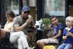 Amsterdam 29 mei 2018
Humberto Tan en zijn zoon Benjamin eten ijsje en fietsen daarna naar huis.