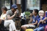 Amsterdam 29 mei 2018
Humberto Tan en zijn zoon Benjamin eten ijsje en fietsen daarna naar huis.
