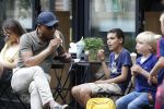 Amsterdam 29 mei 2018
Humberto Tan en zijn zoon Benjamin eten ijsje en fietsen daarna naar huis.