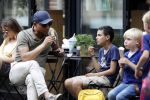 Amsterdam 29 mei 2018
Humberto Tan en zijn zoon Benjamin eten ijsje en fietsen daarna naar huis.