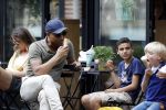 Amsterdam 29 mei 2018
Humberto Tan en zijn zoon Benjamin eten ijsje en fietsen daarna naar huis.
