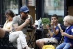Amsterdam 29 mei 2018
Humberto Tan en zijn zoon Benjamin eten ijsje en fietsen daarna naar huis.