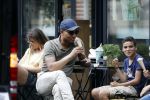 Amsterdam 29 mei 2018
Humberto Tan en zijn zoon Benjamin eten ijsje en fietsen daarna naar huis.