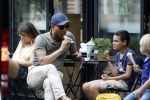 Amsterdam 29 mei 2018
Humberto Tan en zijn zoon Benjamin eten ijsje en fietsen daarna naar huis.