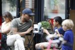 Amsterdam 29 mei 2018
Humberto Tan en zijn zoon Benjamin eten ijsje en fietsen daarna naar huis.
