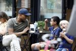 Amsterdam 29 mei 2018
Humberto Tan en zijn zoon Benjamin eten ijsje en fietsen daarna naar huis.