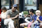 Amsterdam 29 mei 2018
Humberto Tan en zijn zoon Benjamin eten ijsje en fietsen daarna naar huis.