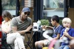 Amsterdam 29 mei 2018
Humberto Tan en zijn zoon Benjamin eten ijsje en fietsen daarna naar huis.