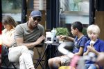 Amsterdam 29 mei 2018
Humberto Tan en zijn zoon Benjamin eten ijsje en fietsen daarna naar huis.