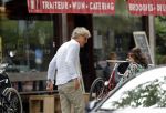 Amsterdam / Loosdrecht 12 mei 2018
Jeroen Pauw en zijn vriendin Zoe doen boodschappen in Amsterdam waarna ze naar hun boot in Loosdrecht rijden.