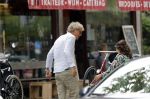 Amsterdam / Loosdrecht 12 mei 2018
Jeroen Pauw en zijn vriendin Zoe doen boodschappen in Amsterdam waarna ze naar hun boot in Loosdrecht rijden.