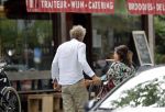 Amsterdam / Loosdrecht 12 mei 2018
Jeroen Pauw en zijn vriendin Zoe doen boodschappen in Amsterdam waarna ze naar hun boot in Loosdrecht rijden.