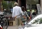 Amsterdam / Loosdrecht 12 mei 2018
Jeroen Pauw en zijn vriendin Zoe doen boodschappen in Amsterdam waarna ze naar hun boot in Loosdrecht rijden.