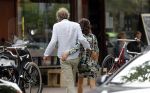Amsterdam / Loosdrecht 12 mei 2018
Jeroen Pauw en zijn vriendin Zoe doen boodschappen in Amsterdam waarna ze naar hun boot in Loosdrecht rijden.