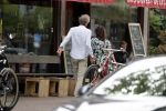 Amsterdam / Loosdrecht 12 mei 2018
Jeroen Pauw en zijn vriendin Zoe doen boodschappen in Amsterdam waarna ze naar hun boot in Loosdrecht rijden.