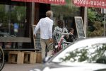 Amsterdam / Loosdrecht 12 mei 2018
Jeroen Pauw en zijn vriendin Zoe doen boodschappen in Amsterdam waarna ze naar hun boot in Loosdrecht rijden.