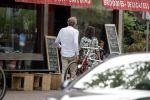 Amsterdam / Loosdrecht 12 mei 2018
Jeroen Pauw en zijn vriendin Zoe doen boodschappen in Amsterdam waarna ze naar hun boot in Loosdrecht rijden.