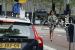 Amsterdam / Loosdrecht 12 mei 2018
Jeroen Pauw en zijn vriendin Zoe doen boodschappen in Amsterdam waarna ze naar hun boot in Loosdrecht rijden.
