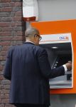 Amsterdam 28 mei 2018
John Leerdam pint geld op de beethovenstraat.