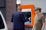 Amsterdam 28 mei 2018
John Leerdam pint geld op de beethovenstraat.
