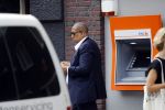 Amsterdam 28 mei 2018
John Leerdam pint geld op de beethovenstraat.