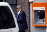 Amsterdam 28 mei 2018
John Leerdam pint geld op de beethovenstraat.