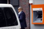 Amsterdam 28 mei 2018
John Leerdam pint geld op de beethovenstraat.