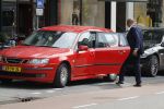 Amsterdam 28 mei 2018
John Leerdam pint geld op de beethovenstraat.