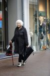 Amsterdam 22 mei 2018
Marjan Berk met bwandelstok op de pc hooftstraat.