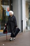 Amsterdam 22 mei 2018
Marjan Berk met bwandelstok op de pc hooftstraat.